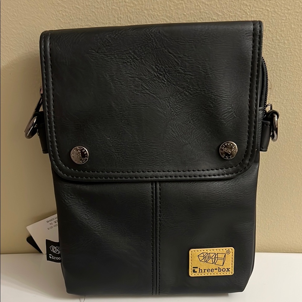 THREE BOX LEATHER Black Leather Men's Cross Body bag with a strap.  NWT